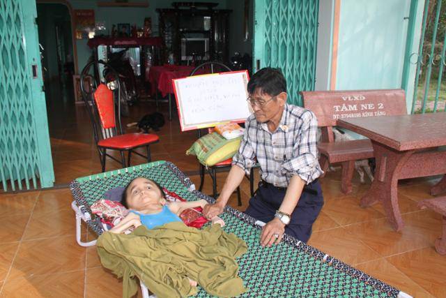 베트남전 참전용사 김성찬씨가 베트남고엽제피해자협회(VAVA)와 함께 호찌민시 한 고엽제 피해자의 집을 방문해 환자를 위로하고 있다. 김성찬씨 제공