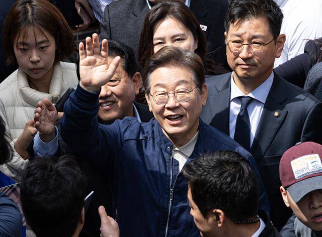 골목골목 경청투어: 접경벨트편에 나선 이재명 더불어민주당 대통령 후보가 2일 강원 화천군 화천공영버스터미널 인근에서 지지자들을 향해 인사하고 있다. 화천=뉴스1