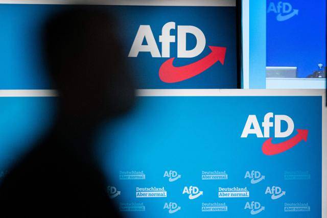 지난달 11일 독일 동부 드레스덴에서 열린 극우정당 '독일을위한대안(AfD)' 당대회 2일 차 당시 대의원들이 회의장에 도착하고 있다. 뒤쪽으로는 AfD의 로고가 보인다. 드레스덴=AFP 연합뉴스