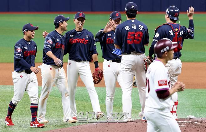2025 KB0리그 프로야구 키움히어로즈와 롯데자이언츠의 경기가 1일 오후 서울 고척스카이돔에서 열렸다. 5대 0 완승을 거두며 3연승을 달성한 롯데 선수들이 경기 후 자축하고 있다. 고척=김민규 기자 mgkim1@edaily.co.kr /2025.05.01/