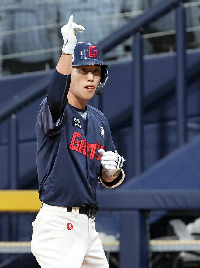 29일 오후 서울 고척스카이돔에서 열린 2025 프로야구 롯데 와 키움 경기. 롯데 전민재가 2회 1사 2루서 좌전안타를 날리고 기뻐하고 있다. 고척=정시종 기자 capa@edaily.co.kr /2025.04.29.