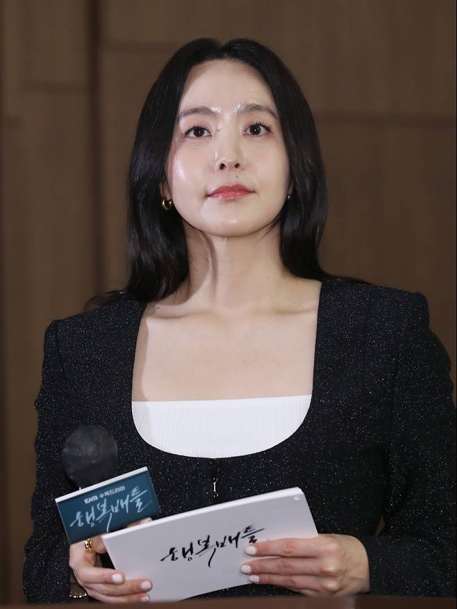 MC 박지윤이 31일 오후 서울 마포구 상암동 스탠포트호텔에서 진행된 ENA 수목드라마 '행복배틀' 제작발표회에 참석해 진행을 맡고 있다. '행복배틀'은 SNS에서 치열하게 행복을 겨루던 엄마들 중 한 명이 의문투성이인 채 사망하고, 비밀을 감추려는 이와 밝히려는 이의 싸움을 그린 서스펜스 스릴러다. 오늘(31일) 밤 9시 첫 방송. 서병수 기자 qudtn@edaily.co.kr /2023.05.31/