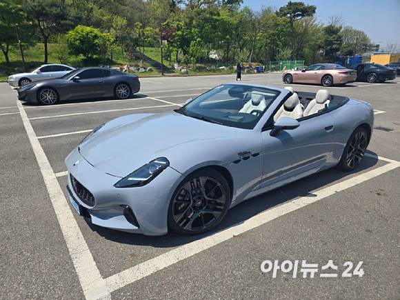 마세라티 '그란카브리오 폴고레'의 소프트탑을 연 모습. [사진=김종성 기자]