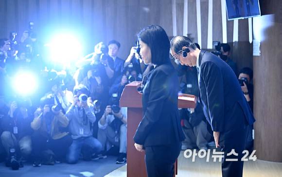 한덕수 전 국무총리가 2일 오전 서울 여의도 국회 소통관에서 출마 선언을 한 뒤 인사를 하고 있다. [사진=곽영래 기자]