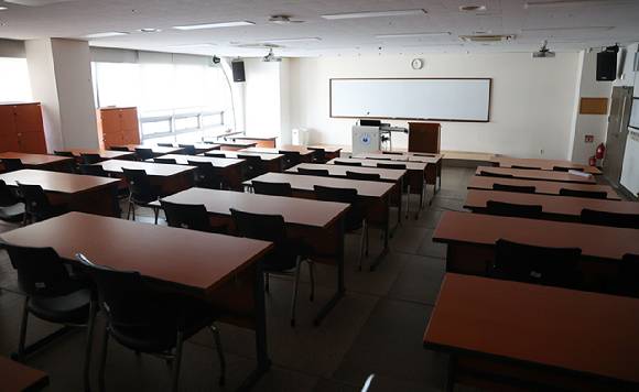 지난달 1일 인천 미추홀구 인하대학교 의과대학 강의실이 불 꺼진 채 텅 비어 있다. [사진=연합뉴스]
