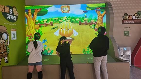 성주군 지역 청소년들이 성주 과일어린이과학체험관에서 다양한 체험콘텐츠를 즐기고 있다 [사진=성주군]