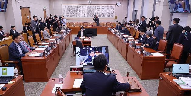 1일 서울 여의도 국회에서 열린 법제사법위원회 전체 회의에서 정청래 법사위원장이 의사봉을 두드리고 있다. [사진=연합뉴스]