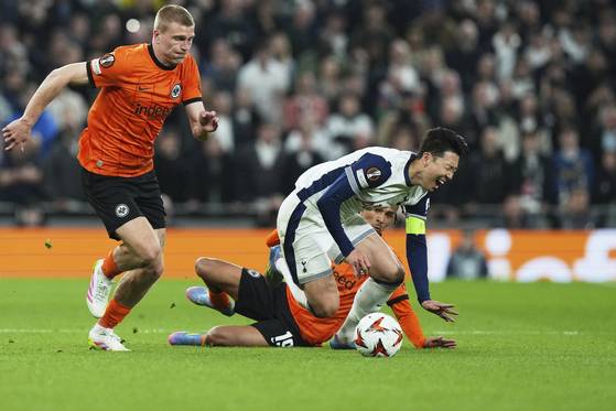 프랑크푸르트와 유로파리그 8강 1차전에서 깊은 태클에 걸려 넘어지는 손흥민. [AP=연합뉴스]