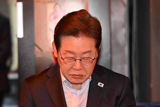 이재명 더불어민주당 대선 후보가 1일 서울 종로구의 한 음식점에서 열린 비전형 노동자 간담회에 참석해 생각에 잠겨 있다. 대법원 전원합의체는 이날 이 후보에게 무죄를 선고한 원심판결을 파기하고 사건을 서울고법으로 돌려보냈다. 김성룡 기자