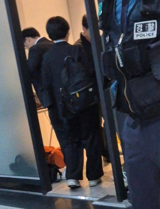 경찰이 30일 압수수색이 진행되는 구 코바나컨텐츠 사무실 주변 통행을 통제했다. 오소영 기자