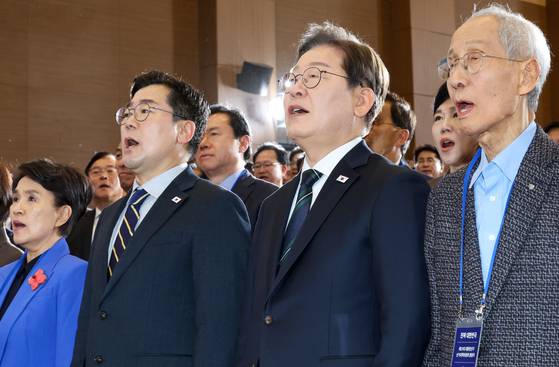 더불어민주당 윤여준 상임 총괄선대위원장(앞줄 오른쪽부터), 이재명 대선 후보, 박찬대, 강금실 선대위원장이 30일 오후 서울 여의도 국회 의원회관에서 열린 제21대 대통령선거 중앙선거대책위원회 출범식에 참석해 애국가를 부르고 있다. 뉴스1