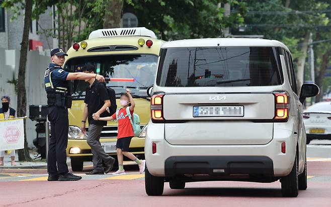 스쿨존 내 무신호 횡단보도에서는 보행자 유무에 관계없이 무조건 일시정지해야 한다. 연합뉴스