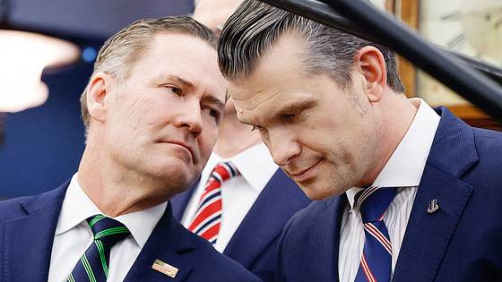 지난 2월 24일 마이크 월츠 전 국가안보보좌관이 백악관 집무실에서 피트 헤그세스 국방부 장관과 이야기를 나누고 있다. 월츠는 극우진영의 사퇴 압박을 받아온 끝에 1일(현지시간) 주유엔 대사로 지명되며 안보보좌관직에서 사실상 경질됐다. 반면 이른바 '시그널 게이트'에 연루된 헤그세스 장관에 대한 경질설은 나오지 않고 있다. AFP=연합뉴스