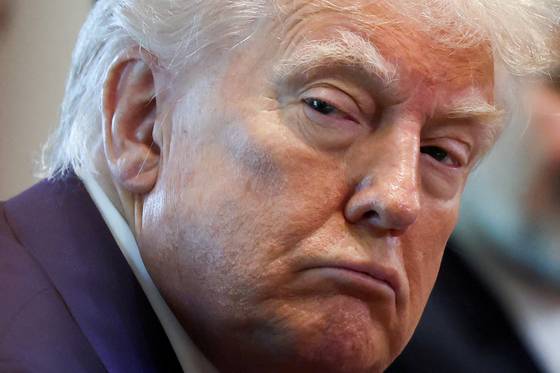 도널드 트럼프 미국 대통령이 지난달 30일(현지시간) 백악관에서 각료회의를 주재하고 있다. 그는 미국 경제가 악화되고 있다는 분석에 "모든 것은 바이든의 탓"이라고 주장했다. 로이터=연합뉴스