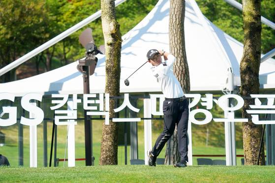 조우영이 2일 열린 GS칼텍스 매경오픈 2라운드 10번 홀에서 티샷을 하고 있다. 사진 크라우닝