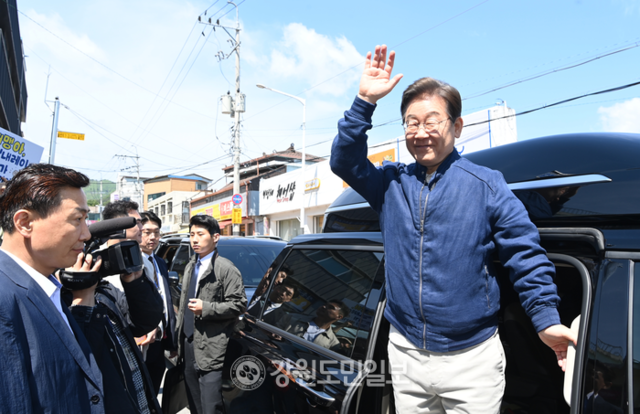 ▲ 더불어민주당 이재명 대선 후보가 2일 철원 동송시장 방문을 마치고 차에 타기 전에 지지자들에게 손을 들어 인사하고 있다.  서영 기자