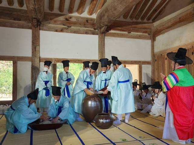 ▲ 2025 강릉단오제에 사용할 신주를 빚는 ‘신주빚기’행사가 2일 강릉 칠사당에서 거행됐다. 이연제