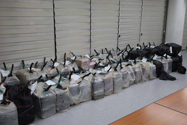 강릉 옥계항에서 압수한 코카인 의심 물질.동해지방해양경찰청 제공