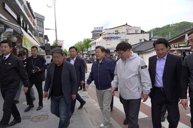 ▲ 더불어 민주당 이재명 대선후보가 2일 양구중앙시장 일대를 깜짝 방문해 상인들과의 현장 대화를 이어갔다.