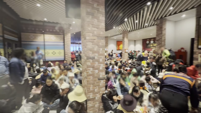 케이블카 정상의 대기 공간에서 운행 재개를 기다리는 관광객들 모습(사진제공: 제보자 김주섭)