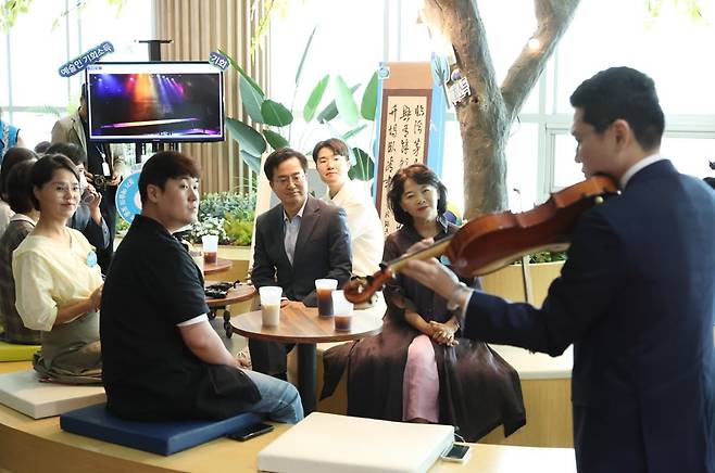 2023년 7월 경기 수원시 경기도청에서 예술인 기회소득 수혜자와 김동연 경기도지사(오른쪽 네번째)가 간담회를 진행했다. 사진=경기도청