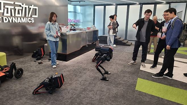 장웨이 림스 최고기술책임자가 로봇 메커니즘을 설명하는 모습 / 선전=강경주 기자