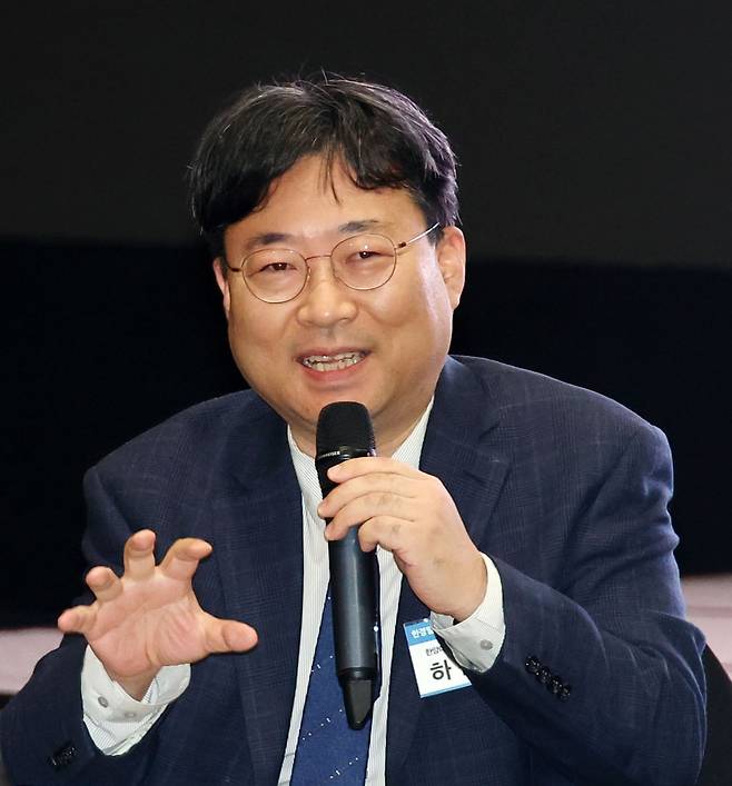 지난해 4월 서울 중구 반얀트리호텔에서 열린 한경 밀레니엄 포럼에서  하준경 한양대교수가 질의를 하고 있다. 김병언 기자