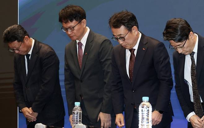 유영상 SK텔레콤 대표이사(오른쪽 두 번째)를 비롯한 경영진 2일 오전 서울 중구 SK텔레콤 T타워에서 열린 사이버 침해 관련 일일 브리핑에서 유심(USIM) 정보 해킹 사고와 관련해 고개 숙여 사과하고 있다. 사진=뉴스1