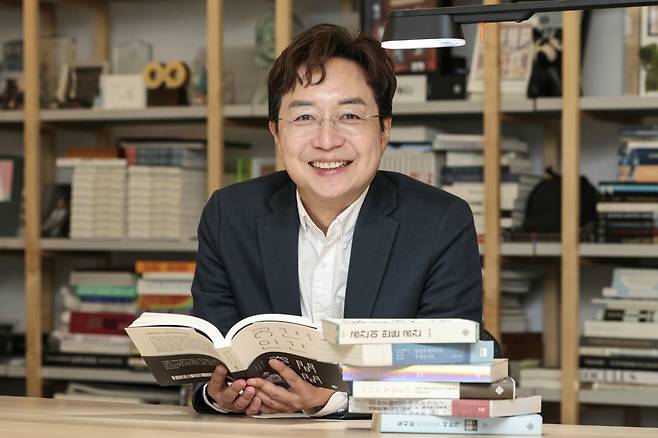 건축가 유현준이 서울 논현동 사무실에서 한국경제신문과 인터뷰하고 있다.