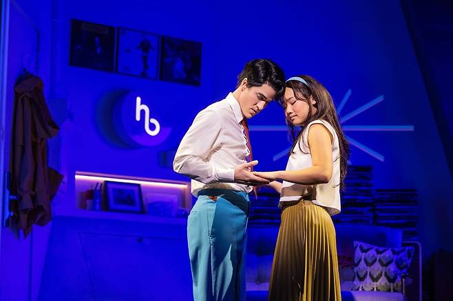미국 브로드웨이에서 공연 중인 한국 창작 뮤지컬 ‘어쩌면 해피엔딩(Maybe happy ending)’의 주연 배우 대런 크리스(헬퍼봇 올리버 역)와 헬렌 제이 션(클레어 역)이 열연하고 있다./사진=NHN링크