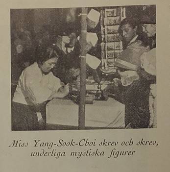 1927년 NK백화점의 동양전 중 한복을 입고 서예 시범을 보이는 최영숙. 출처는 ‘Harlequin’. 이효진 제공