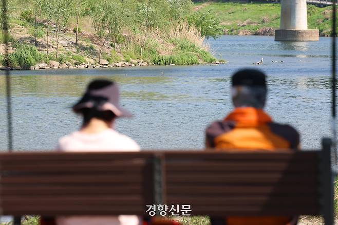 서울 성동구 한 공원에서 시민들이 흔들의자에 앉아 있다. 정효진 기자