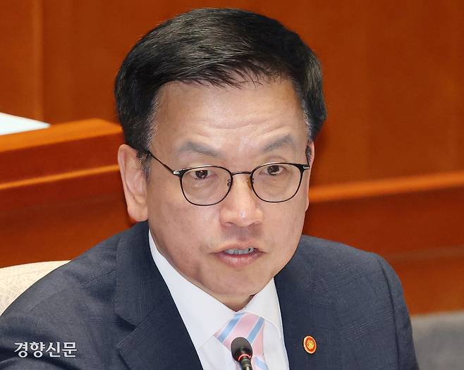 최상목 대통령 권한대행 겸 부총리가 지난달 29일 국회 예산결산위원회 전체회의에서 질의에 답하고 있다. 박민규 선임기자