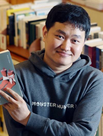 평범한 사람들이 먹고사는 문제를 사실적으로 그리는 작가들의 모임 ‘월급사실주의’가 노동절에 맞춰 세번째 앤솔러지를 냈다. 조승리, 예소연, 김동식(위쪽 사진부터)을 비롯해 8명의 작가가 참여했다. 경향신문 자료사진·연합뉴스