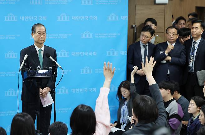 한덕수 전 대통령 권한대행 겸 국무총리가 2일 국회 소통관에서 대통령 선거 출마 선언을 마친 뒤 취재진 질문을 받고 있다. 연합뉴스
