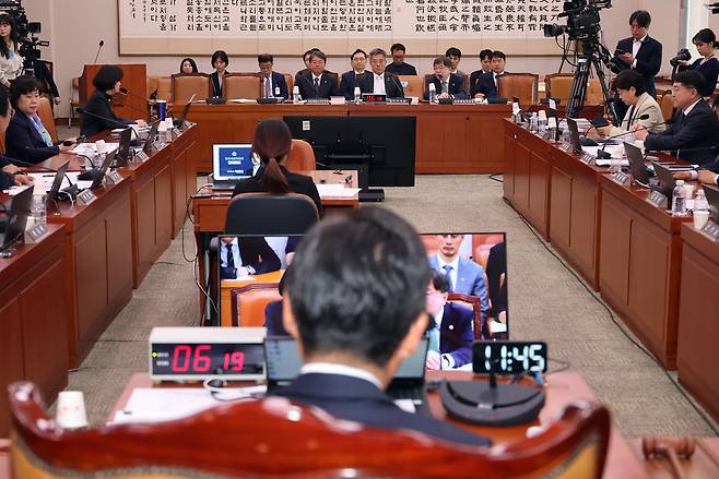 2일 서울 여의도 국회에서 열린 법제사법위원회 전체회의에서 배형원 법원행정처 차장이 의원 질의에 답하고 있다. 연합뉴스