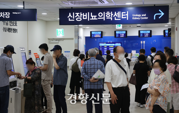 건보료를 장기 체납했으나, 본인부담상한제에 따라 오히려 병원비를 돌려받은 사람들이 수년간 4000여명에 달했다. 사진은 서울 종로구 서울대병원 내 접수·수납 창구가 내원객들로 붐비고 있는 모습. 조태형 기자