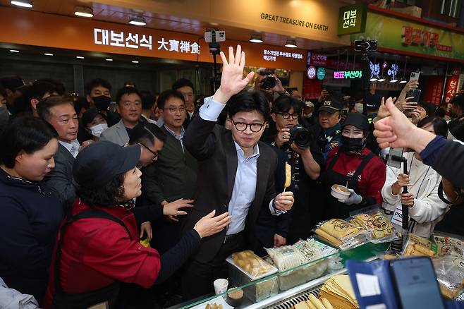 한동훈 국민의힘 대선 경선 후보가 2일 오후 부산 중구 부평동 부평깡통시장을 찾아 시민들과 인사하고 있다. 연합뉴스