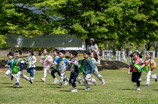 지난달 29일 사하구 을숙도 생태공원 일원에서 유아숲 체험 프로그램이 열려 신익 유치원 원생들이 자연 속 달리기를 하고 있다. 이원준 기자