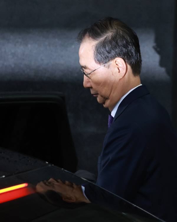 한덕수 대통령 권한대행 국무총리가 1일 대국민 담화 뒤 정부서울청사를 떠나며 차에 오르고 있다.연합뉴스