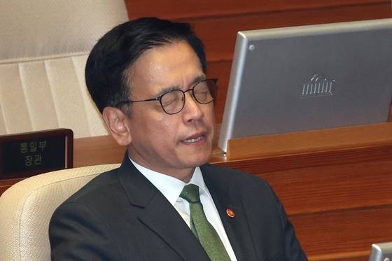 Former Minister of Economy and Finance Choi Sang-mok closes his eyes during a plenary meeting held at the National Assembly in western Seoul on May 1. [NEWS1]