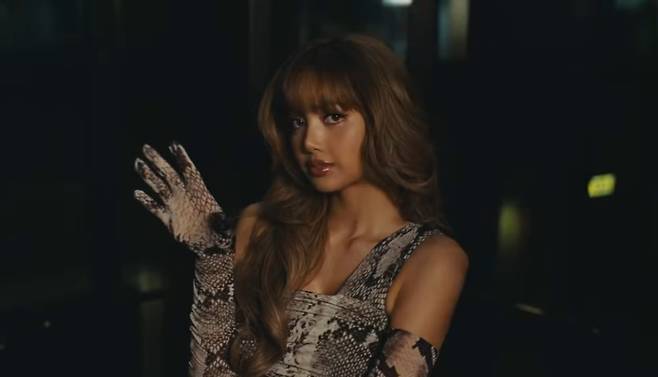 Lisa in the music video for ″Priceless,″ a collaboration between the Blackpink member and Maroon 5, released on May 2 [INTERSCOPE RECORDS/SCREEN CAPTURE]
