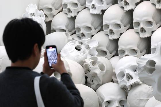 A visitor takes a picture of sculptor Ron Mueck's work on view at the National Museum of Modern and Contemporary Art in central Seoul on April 10. [NEWS1]