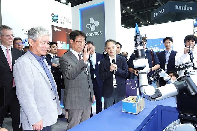 신영수 CJ대한통운 대표(왼쪽)와 박상우 국토교통부 장관이 ‘2025 국제물류산업대전’에서 CJ대한통운과 레인보우로보틱스가 선보인 물류 휴머노이드로봇 시현 장면을 살펴보고 있다. CJ대한통운 제공