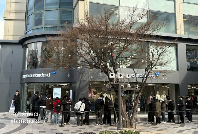 무신사 스탠다드 현대백화점 울산점 오픈을 앞두고 사람들이 대기하고 있다. 무신사 제공