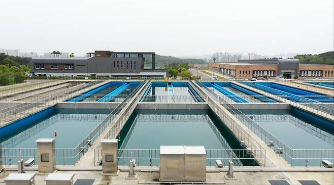 한국수자원공사가 운영하는 AI 자율운영 기술이 도입된 경기 화성시 매송면 소재 화성정수장 전경. 한국수자원공사 제공&nbsp;