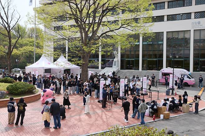 넥슨 ’메이플스토리‘는 ’핑크빈의 전국 캠퍼스 투어’라는 타이틀로 대규모 행사를 진행 중이다. 사진은 캠퍼스 투어 전경. 넥슨 제공
