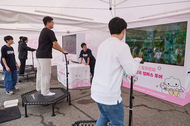 넥슨 ’메이플스토리‘는 ’핑크빈의 전국 캠퍼스 투어’라는 타이틀로 대규모 행사를 진행 중이다. 사진은 참여자가 트램펄린 인내의 숲 이벤트에 참여하는 모습. 넥슨 제공
