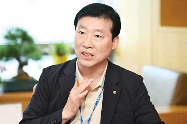 김택수 신임 진천국가대표선수촌장이 지난 23일 충북 진천국가대표선수촌 집무실에서 국민일보와 인터뷰하고 있다. 김 촌장은 “선수와 지도자가 서로 존중하는 열린 선수촌 문화를 조성해 한국 체육의 전환점을 만들겠다”는 포부를 밝혔다. 진천=윤웅 기자