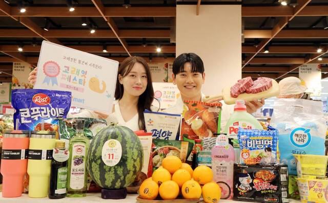 모델들이 1~6일 전국 이마트에서 진행되는 ‘고래잇 페스타’의 대표 품목을 선보이고 있다. 이마트 제공
